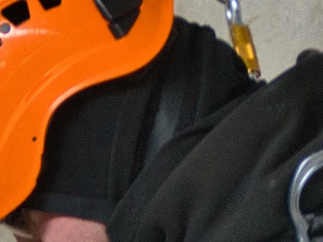 Ereszkedőeszköz és karabiner szerkezete közelről, kötéltechnikai felszerelésen